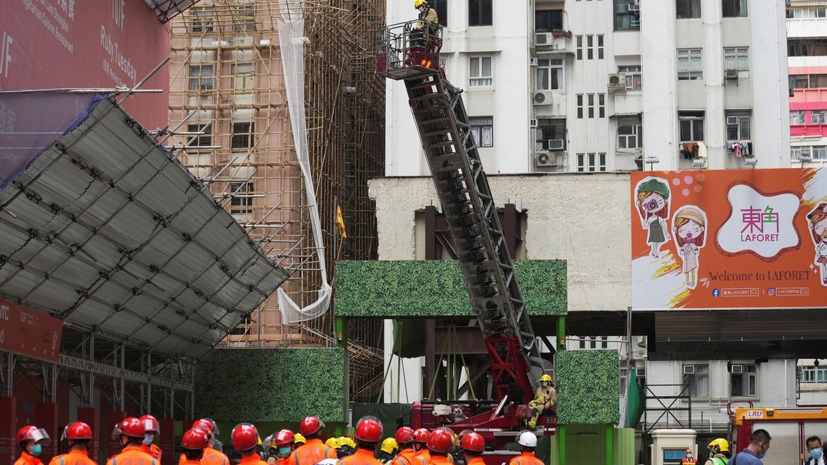 V mrakodrapu v Hongkongu hoří, ve vyšších patrech uvízli lidé